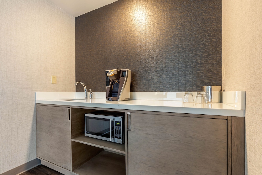 Cambria Hotel Milwaukee Downtown 52/56