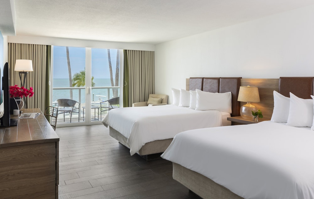 2 Queen Beds, Ocean Front