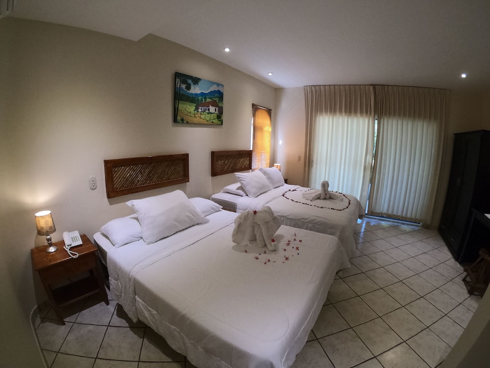 Cocomar Beachfront Hotel Island Resort 12/65