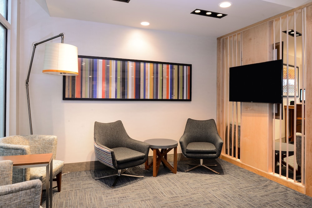 Holiday Inn Express Suites St Petersburg Seminole Area 48/74