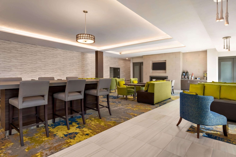 La Quinta Inn And Suites By Wyndham Orlando Idrive Theme Parks 8/50