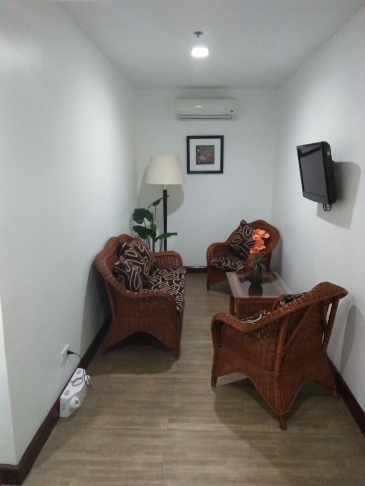 Tyche Boutique Hotel 33/41