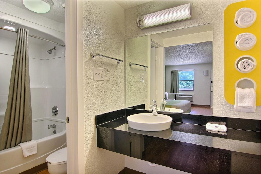 Motel6 Austin, TX - Central Downtown UT 24/53