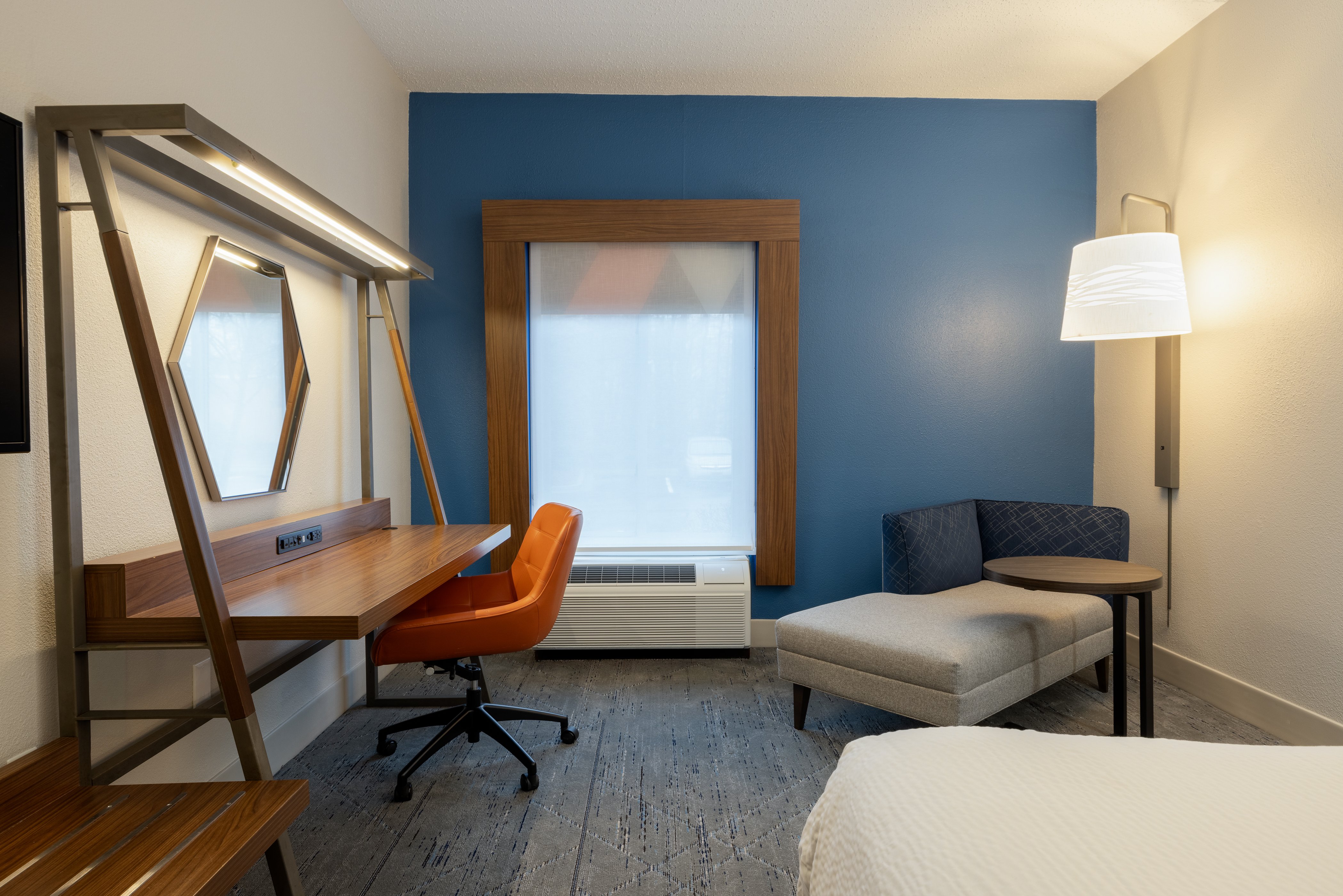 Holiday Inn Express Charleston US Hwy 17 & I-526 47/77