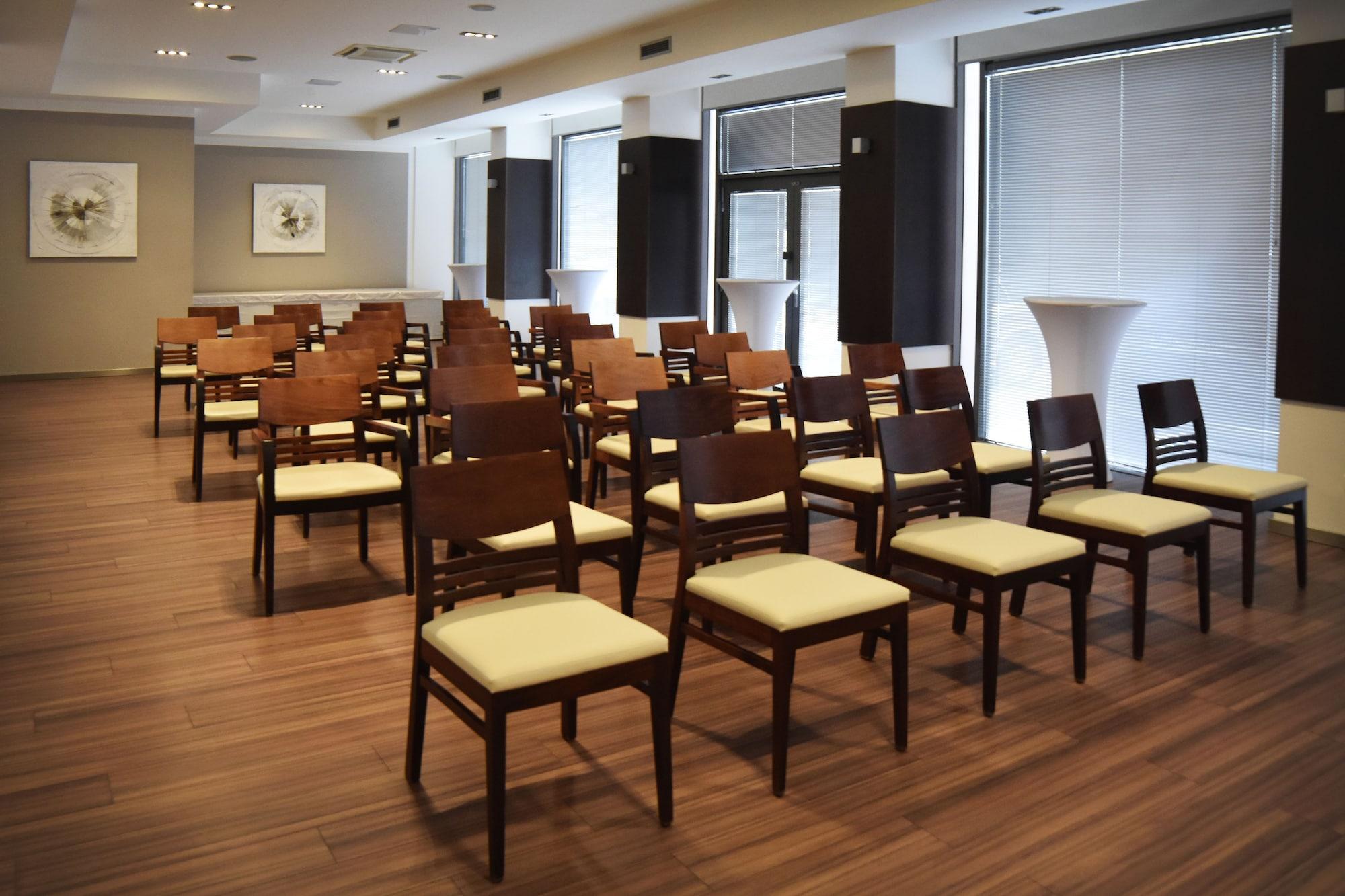 Aston Business Hotel 41/55