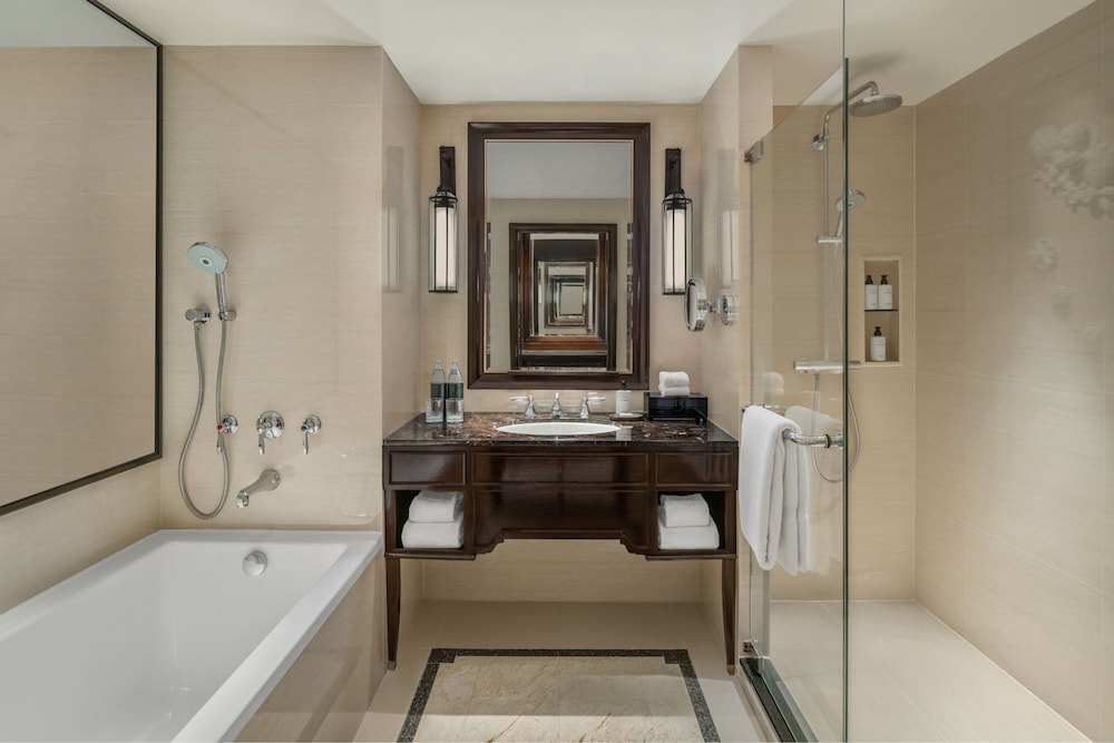 غرفة ركنية بسرير كينج بحوض استحمام، THE ATHENEE HOTEL, A LUXURY COLLECTION HOTEL BANGKOK 3/4