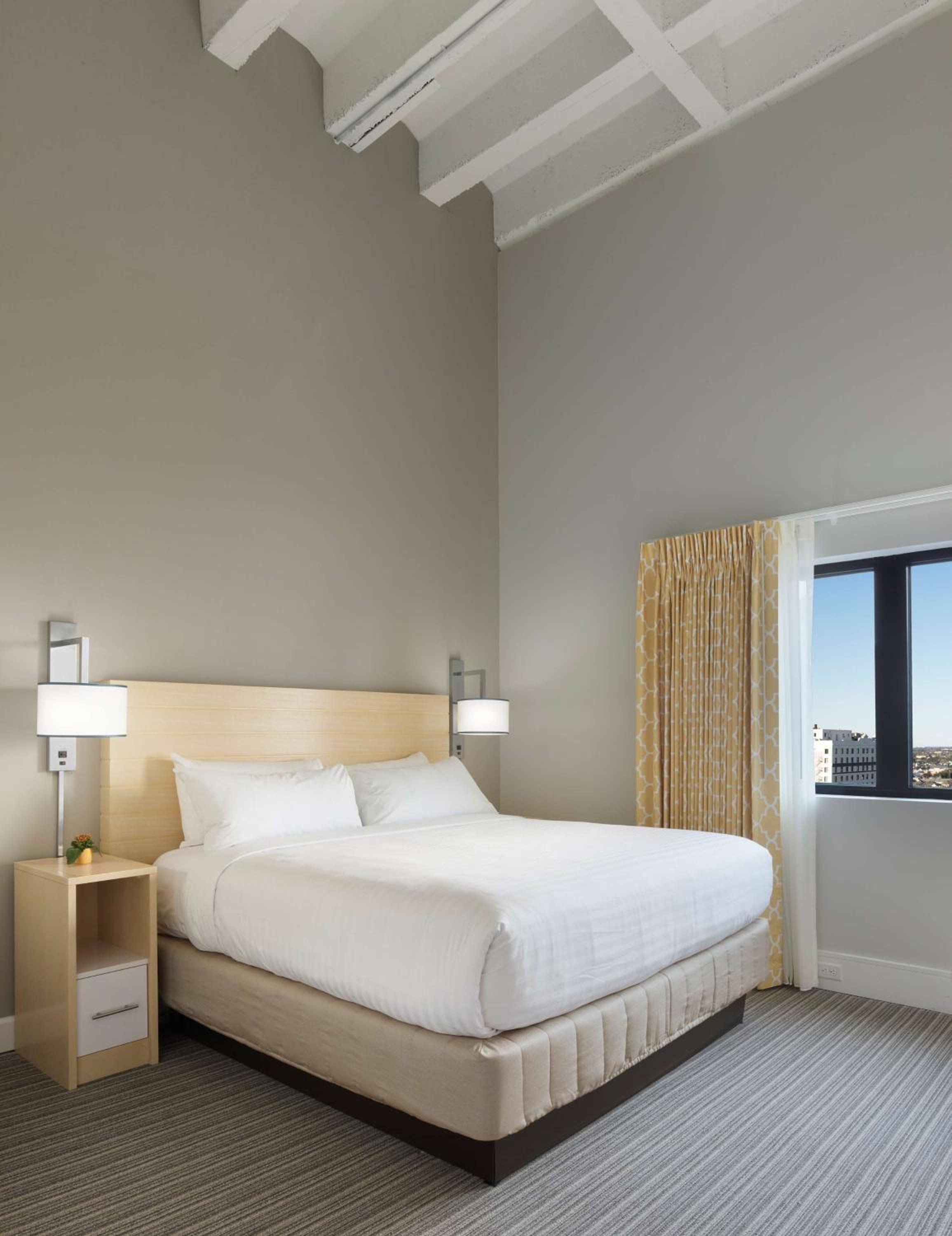 2 BEDROOMS, PENTHOUSE SUITE, 2 QUEEN BEDS