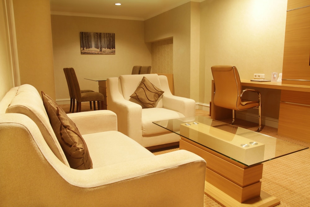 Surabaya Suites Hotel Powered by Archipelago 38/66