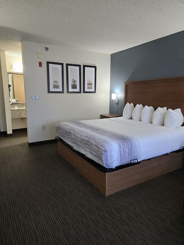 AmericInn by Wyndham Windsor Ft. Collins 13/62