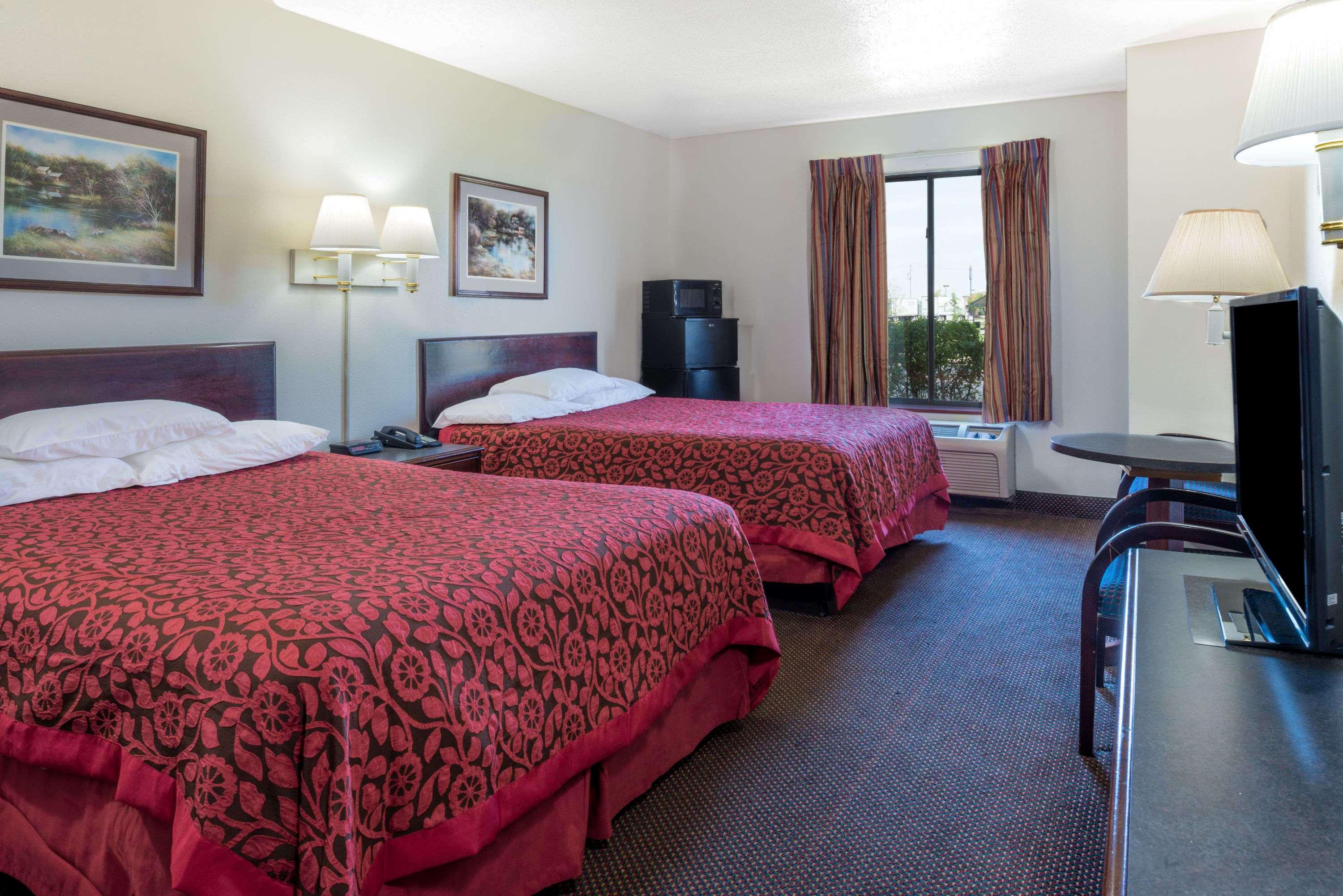 Days Inn By Wyndham Pontoon Beach 8/17
