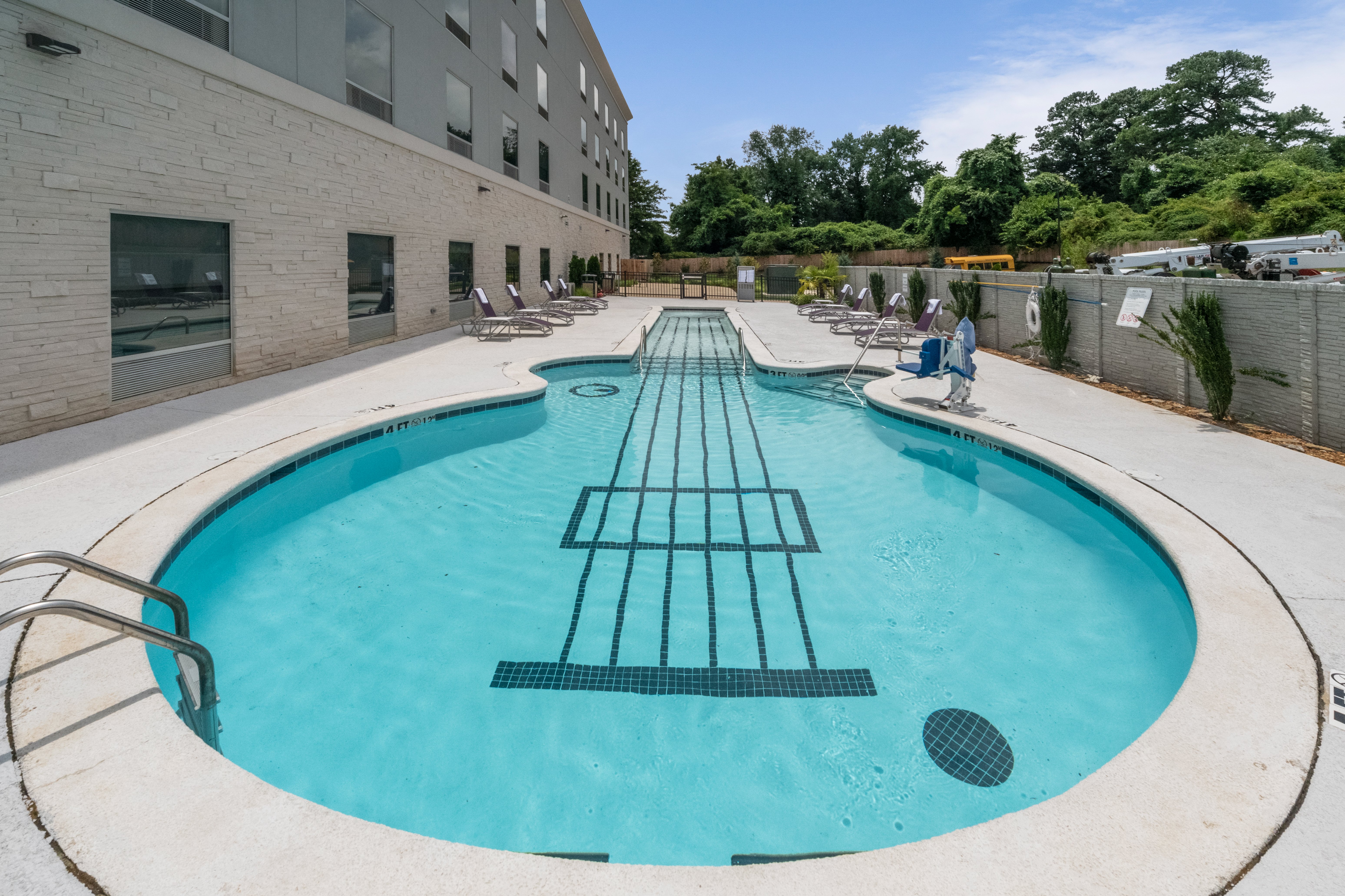Holiday Inn Express & Suites Memphis Arpt Elvis Presley Blv 33/53