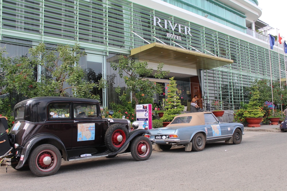 River Hotel 70/79