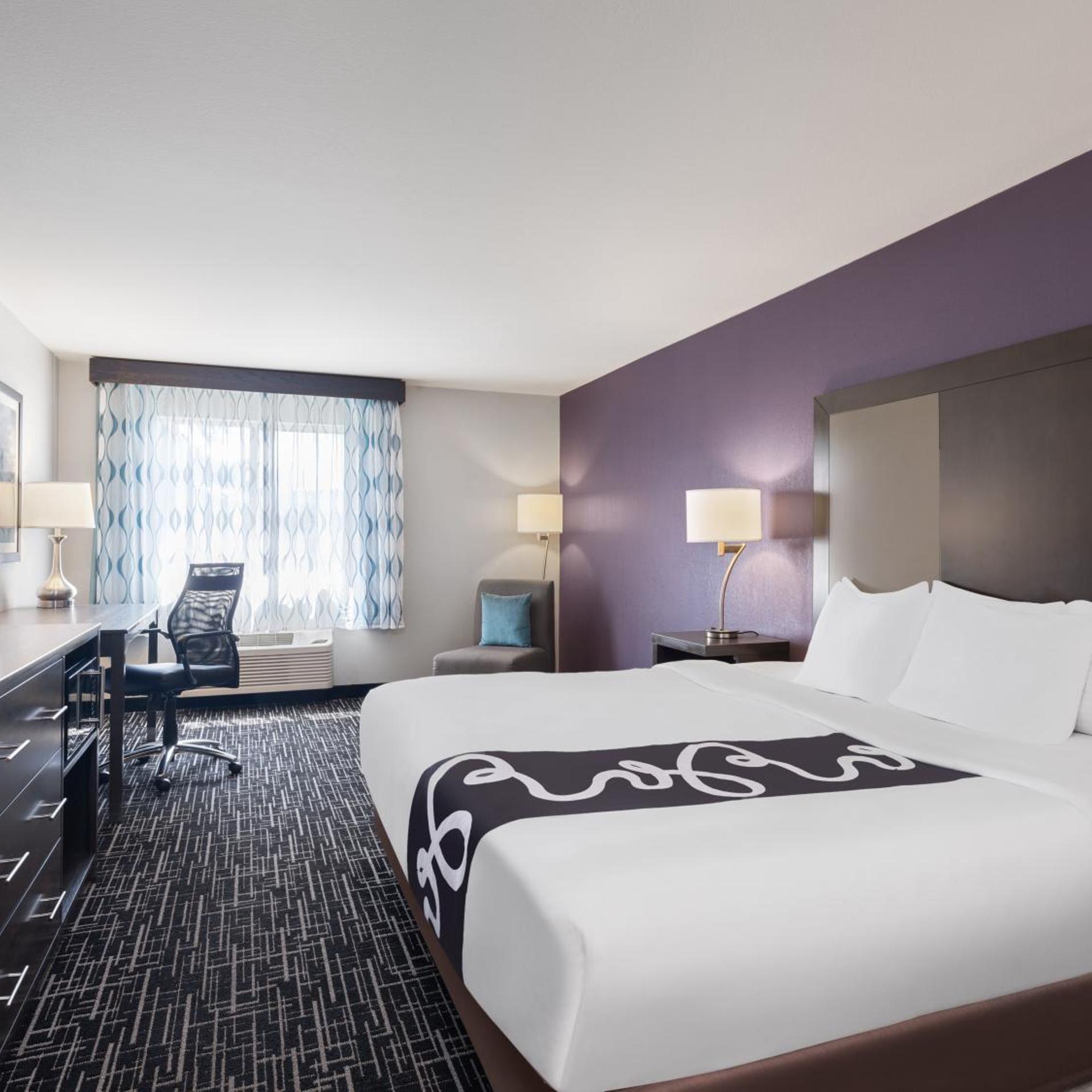 غرفة بسرير كينج بحوض جاكوزي، La Quinta Inn And Suites By Wyndham Pocatello 3/9