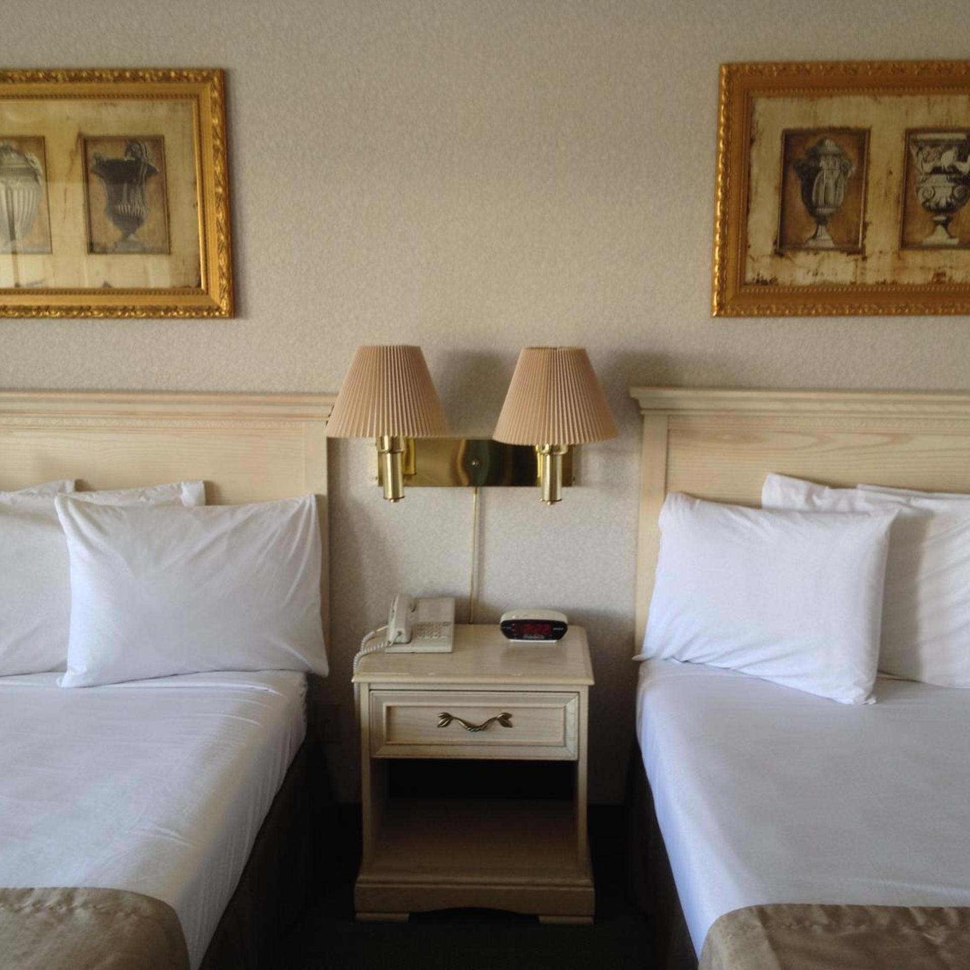Room, 2 Queen Beds, Lake and Bridge View