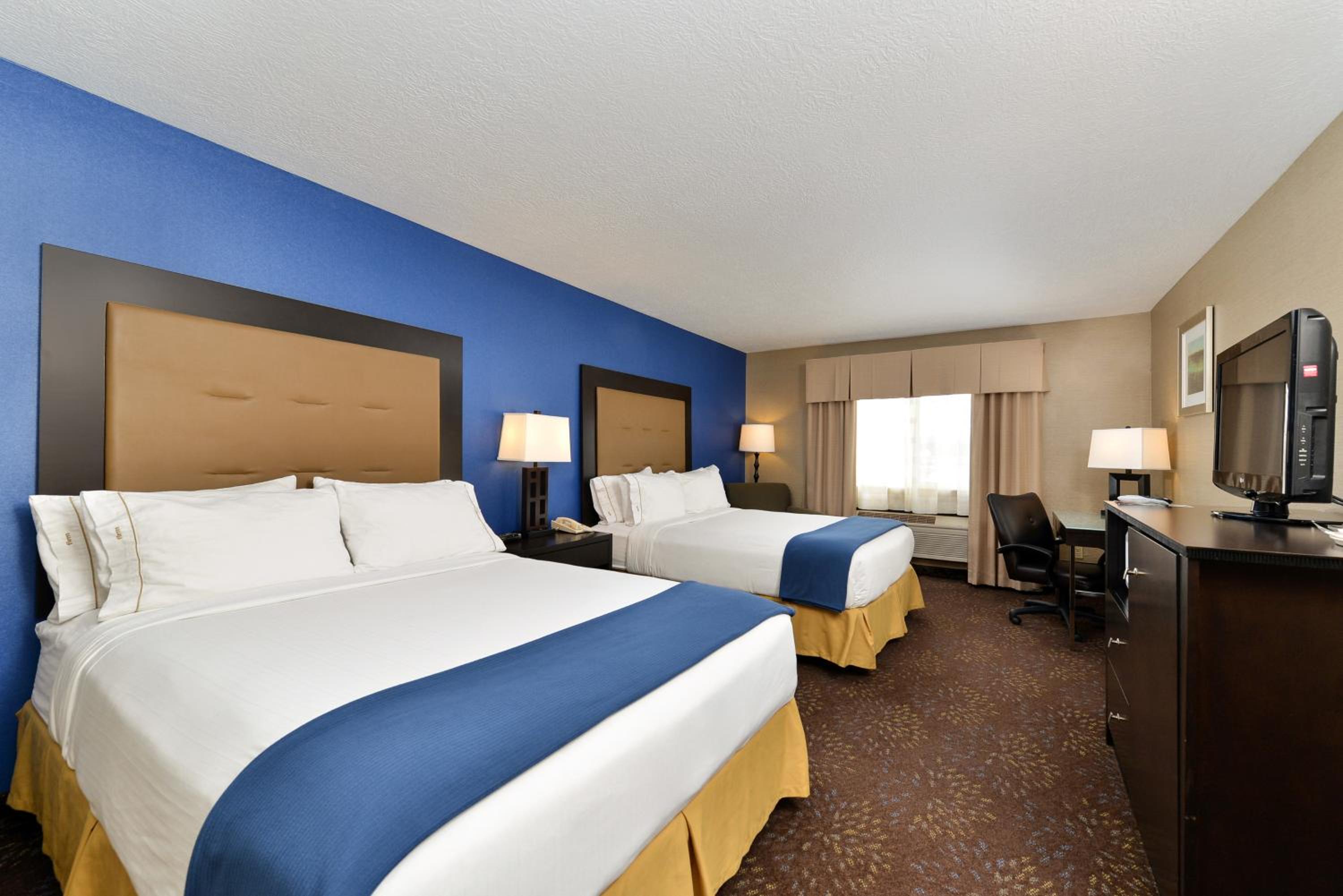 غرفة قياسية بسريرين كوين بحوض استحمام لذوي الإعاقة، Holiday Inn Express Hotel Suites Charlotte 2/6