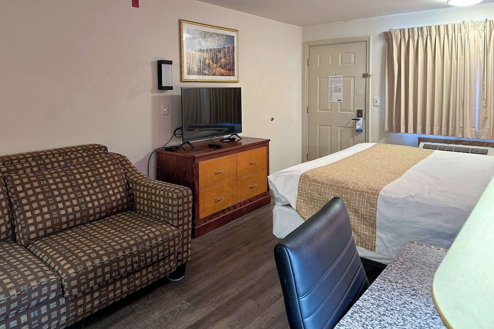 Econo Lodge Edmonds North Seattle, WA 28/39