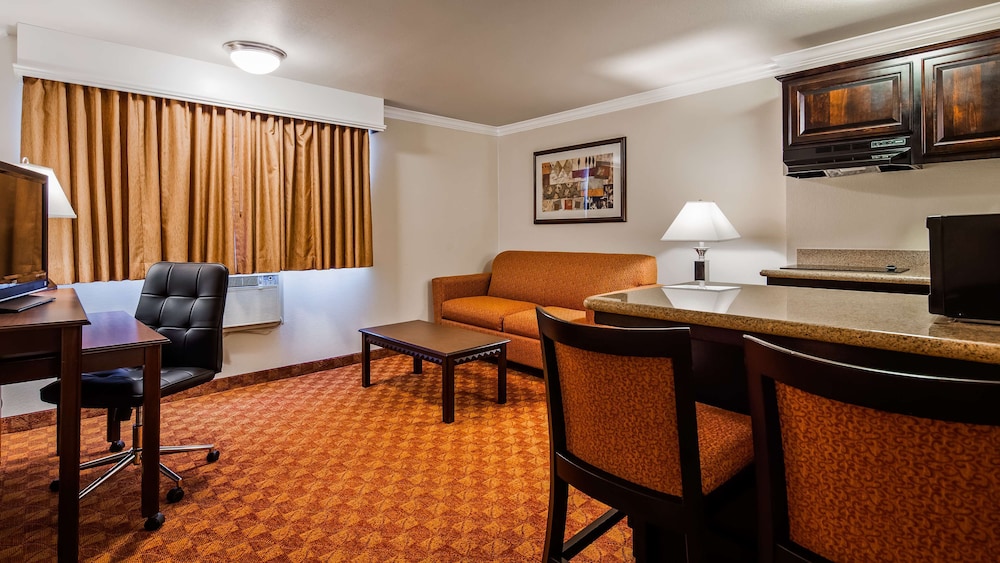 Lompoc Valley Inn and Suites 19/33