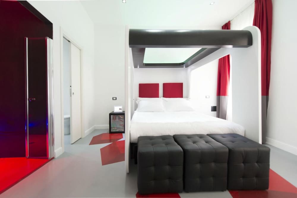 DELUXE, DOUBLE BED
