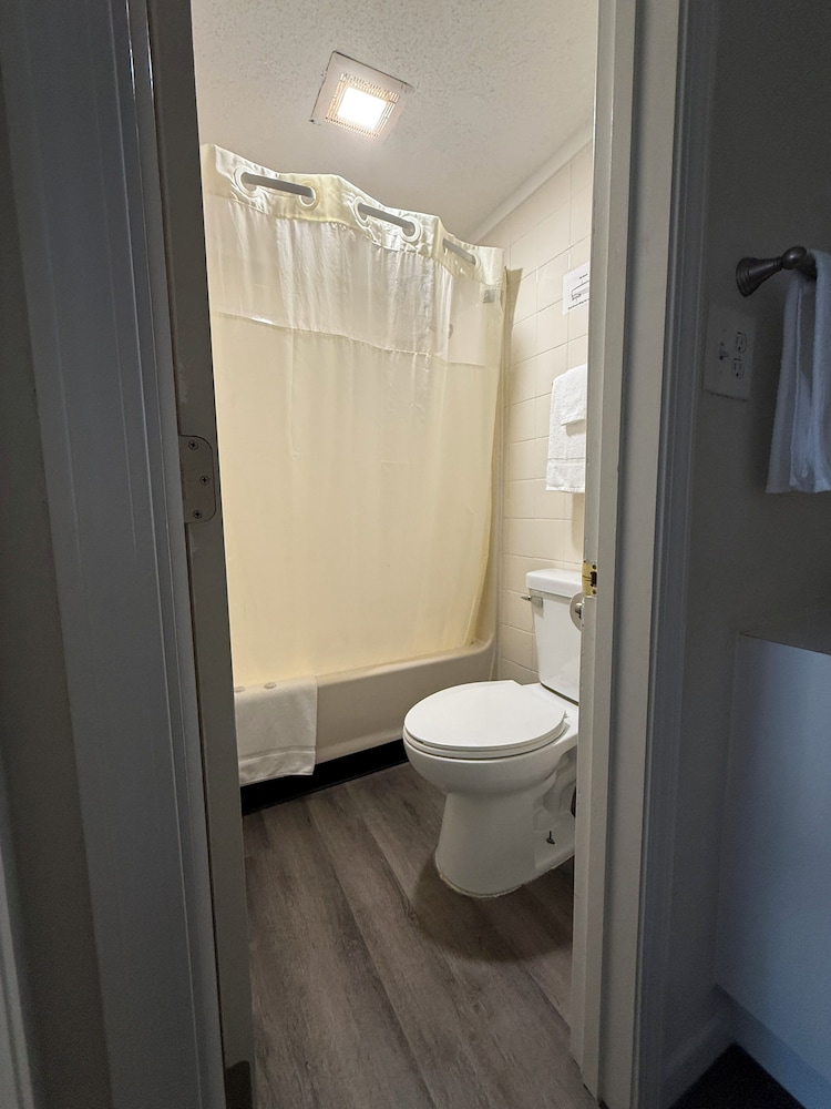 Bayshore Inn 38/40