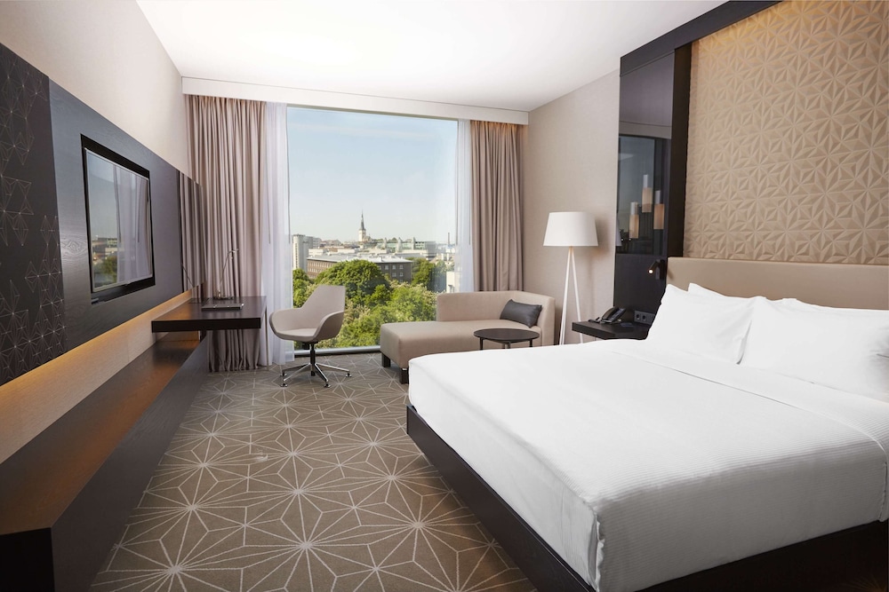 EXECUTIVE, KING BED