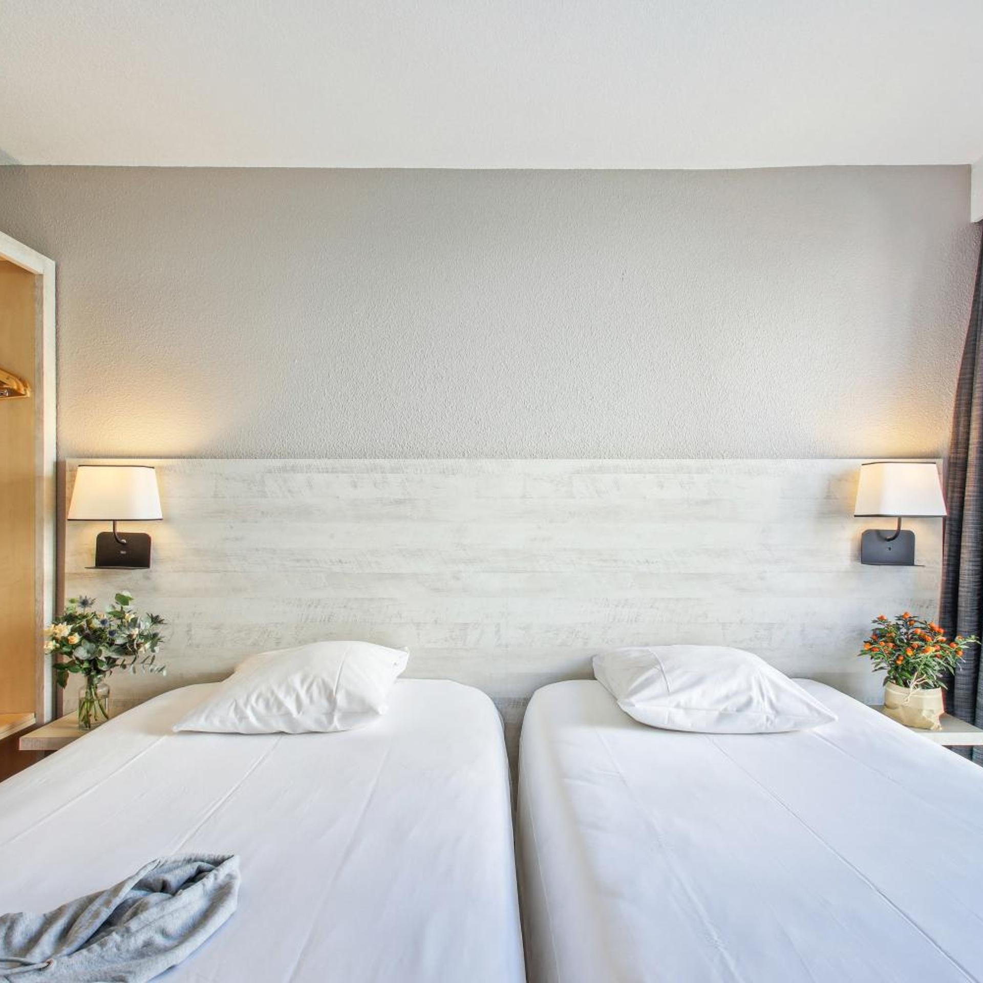 ROOM, TWIN BEDS