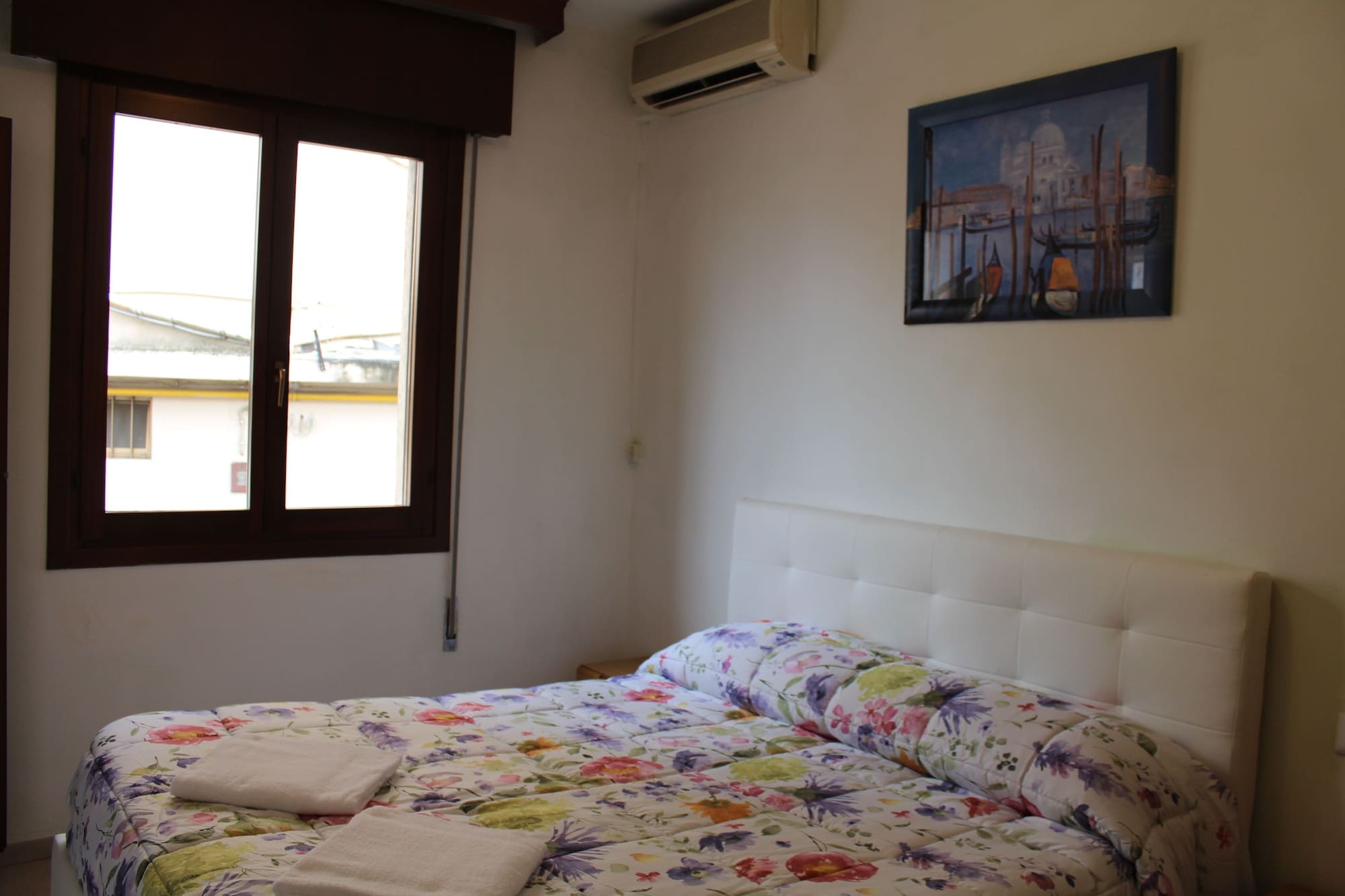 ROOM, SINGLE