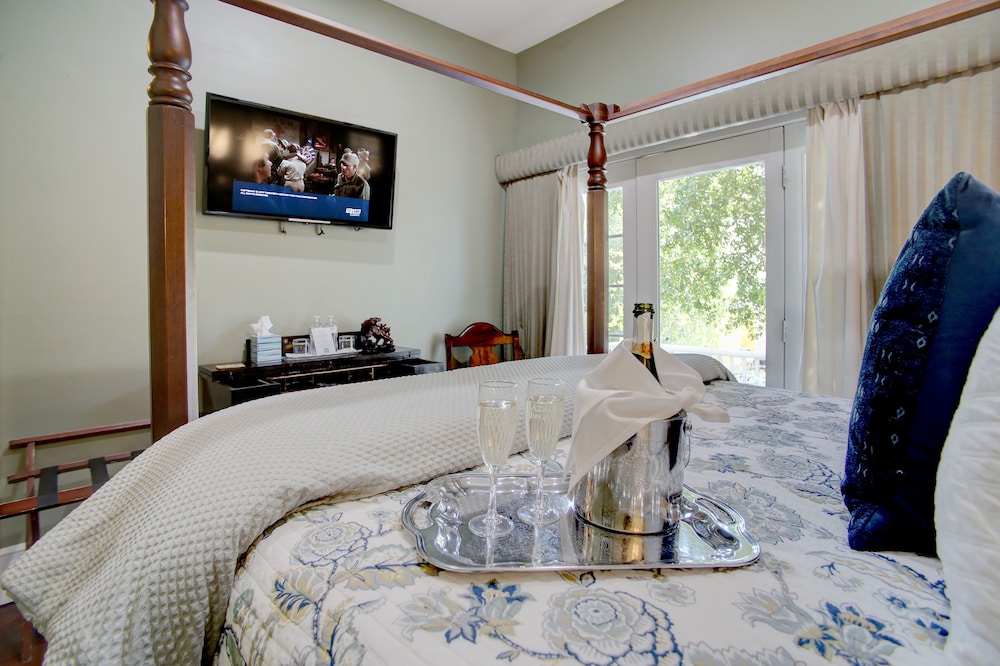 SWEET, OLIVE, DELUXE, QUEEN BED, GARDEN VIEW, BALCONY