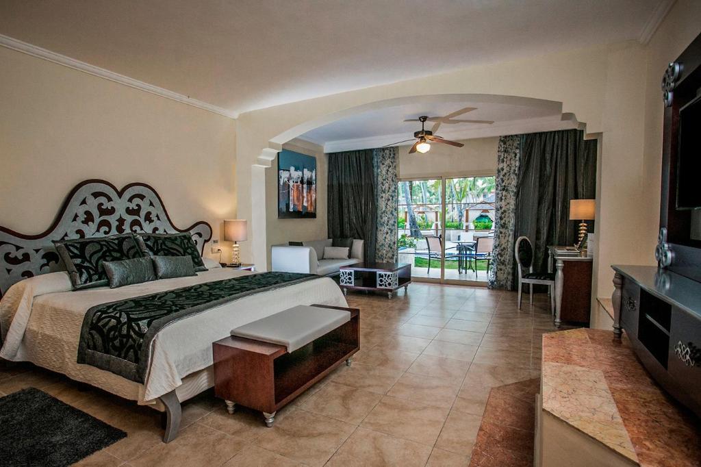 Swim Up, Majestic, Junior Suite, King Bed
