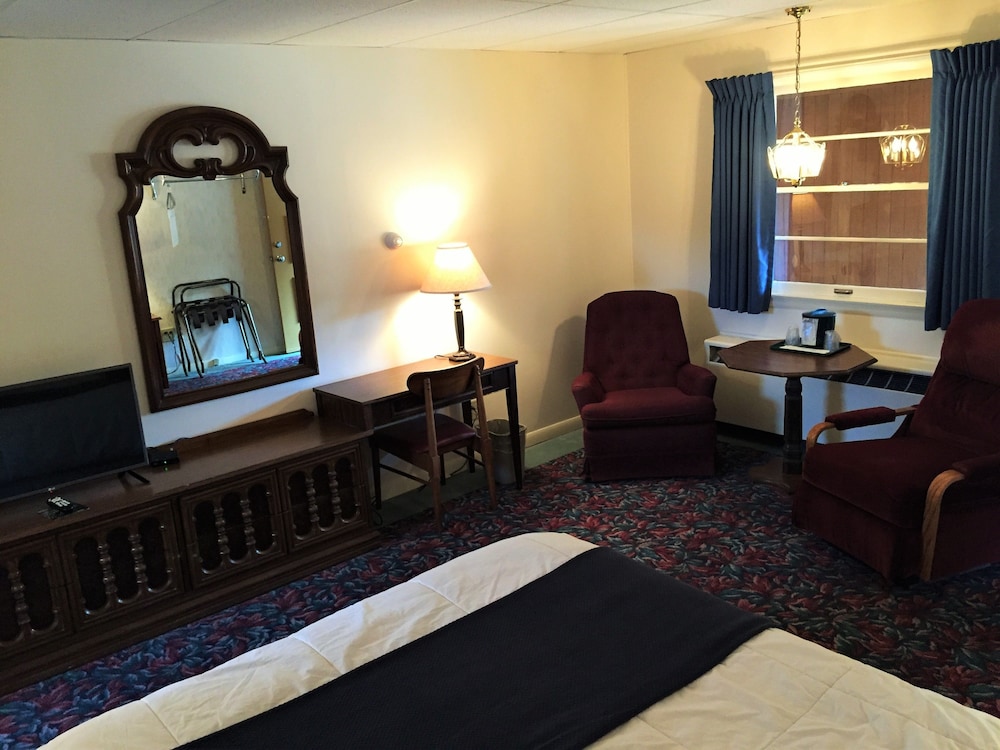 Cedar Motor Inn 43/56
