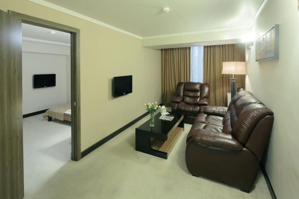 Nairi Hotel 48/68