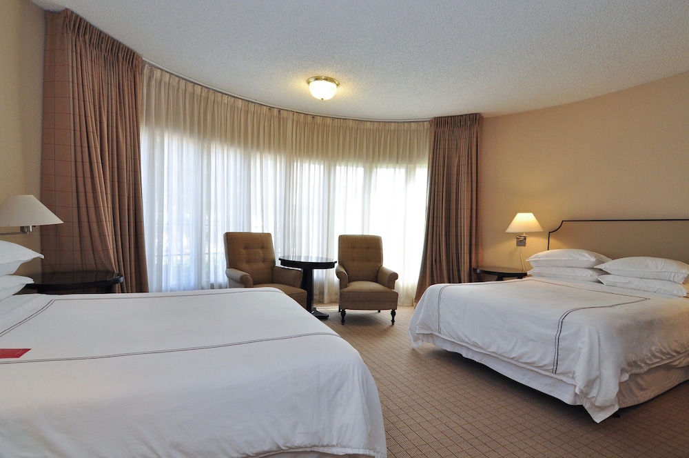 Turret, Suite, 2 Queen Beds, Sofa