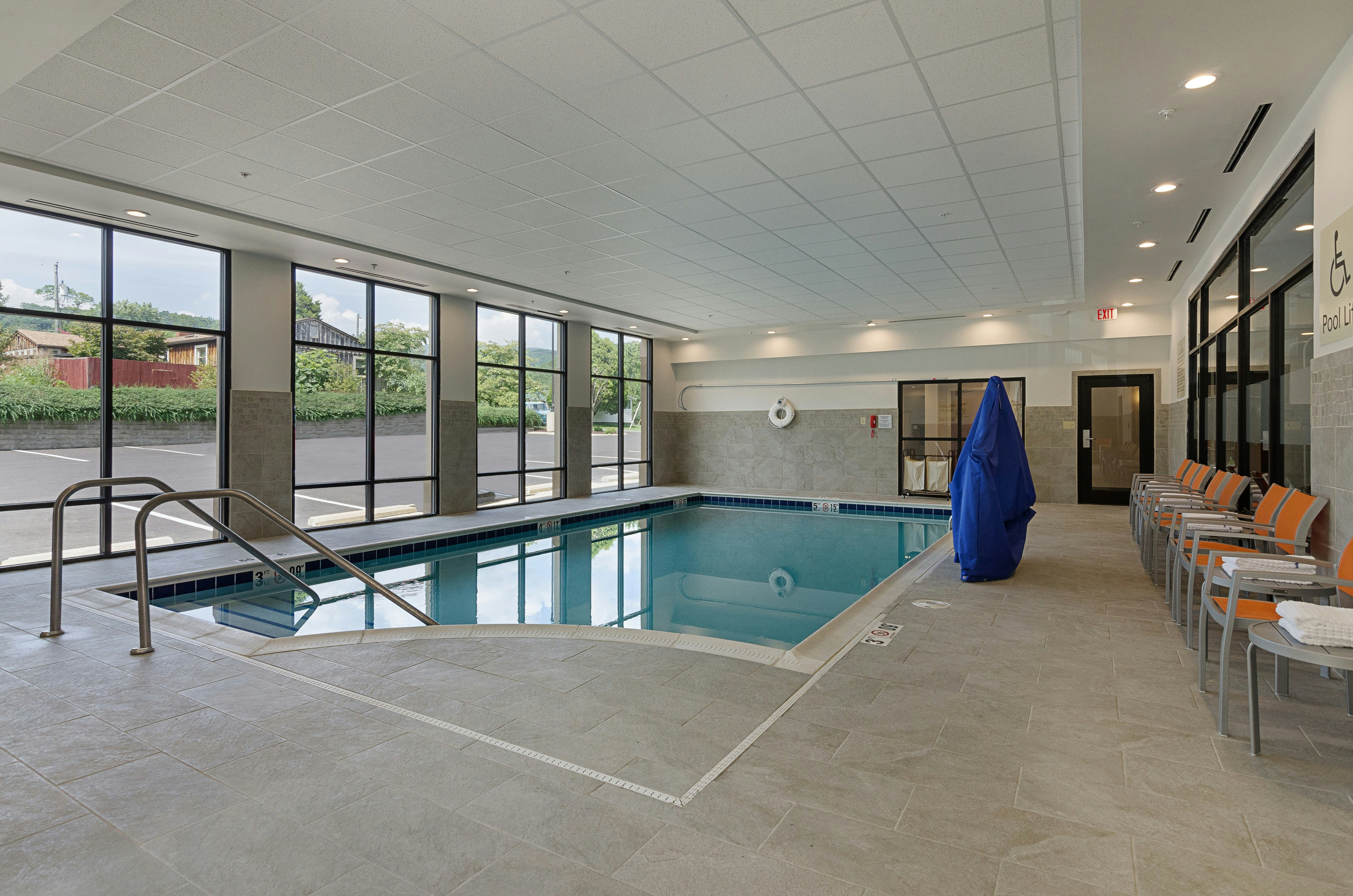 Hampton Inn Covington, VA 22/48