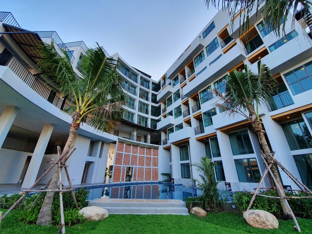 Atom Phuket Hotel -SHA Plus 5/50
