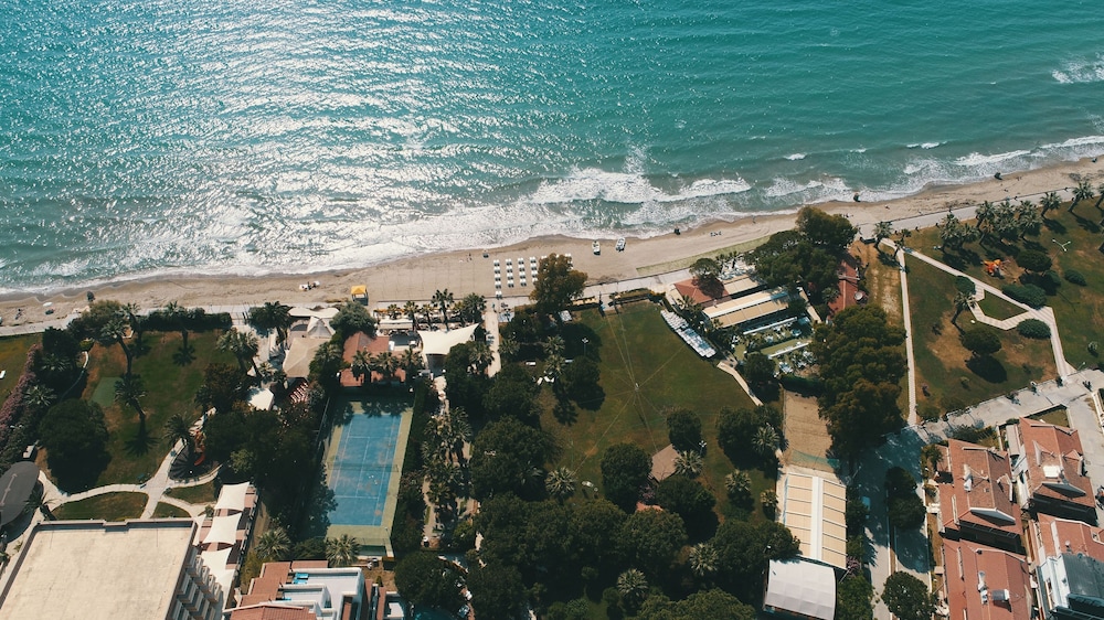 Batihan Beach Resort 71/76