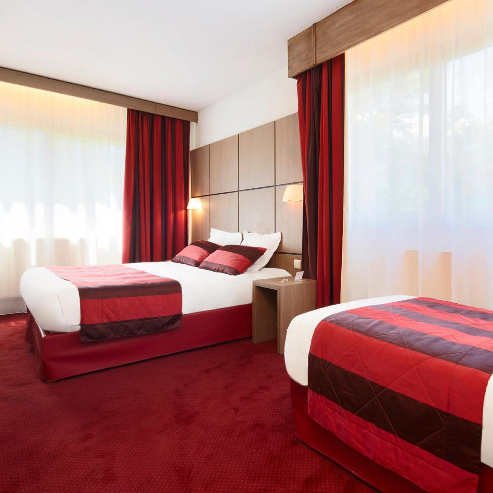 Room, 1 Double and 1 Single Bed, Kyriad Grenoble Centre Formerly Inter Hotel Patrick 5/6