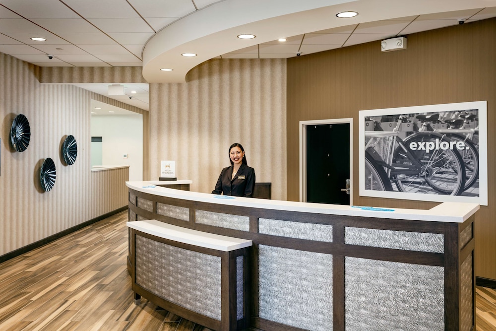 Hampton Inn Suites By Hilton Seattle Northgate 10/53