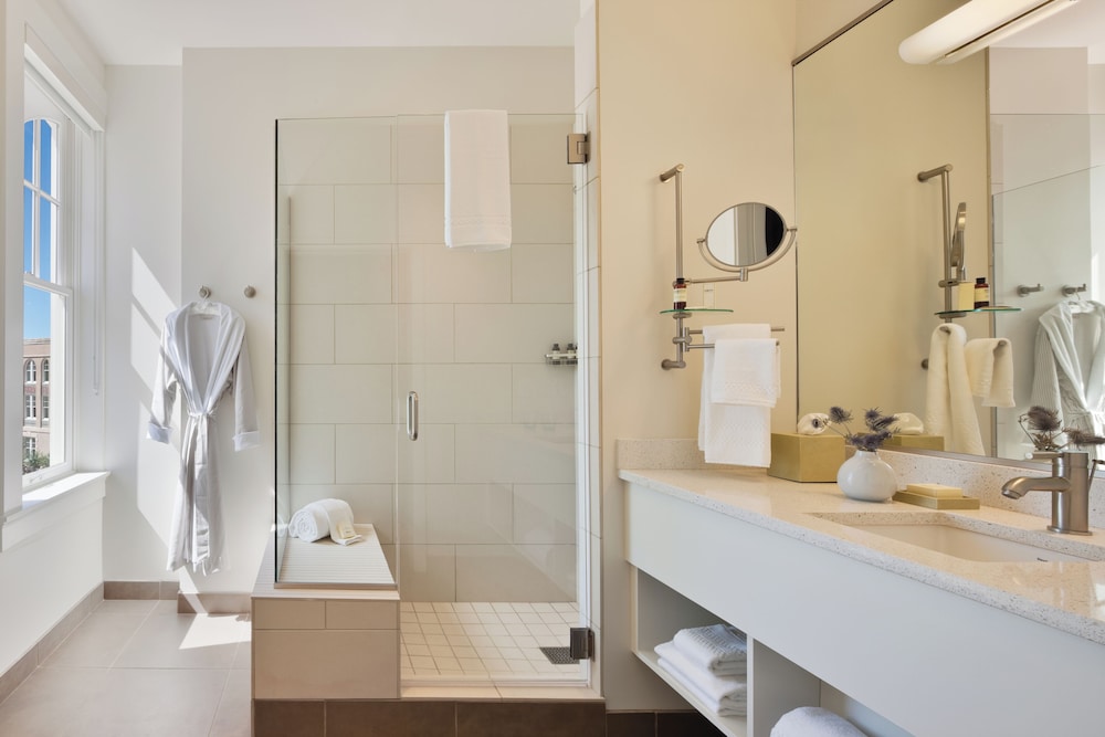 LUXURY, SUITE