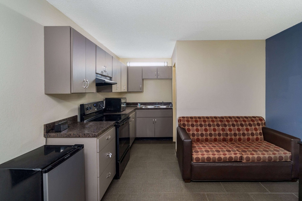 Days Inn By Wyndham Clarksville North 46/63