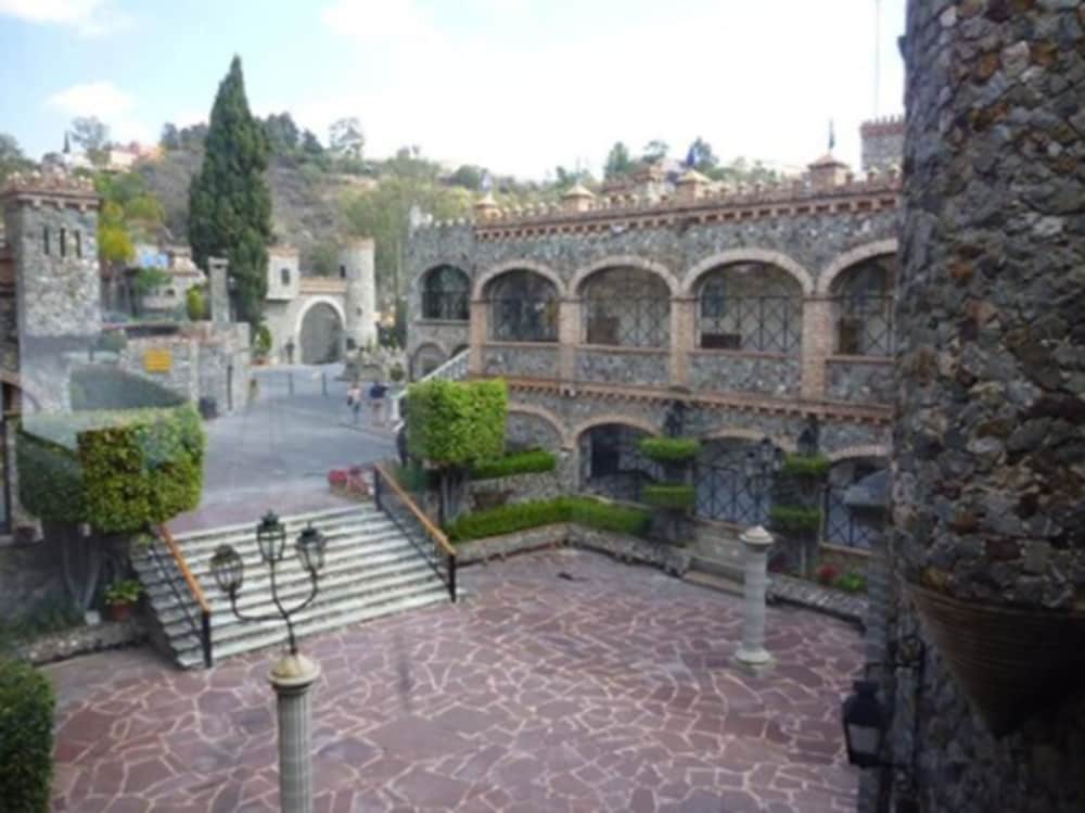 Hotel Castillo Santa Cecilia 69/70