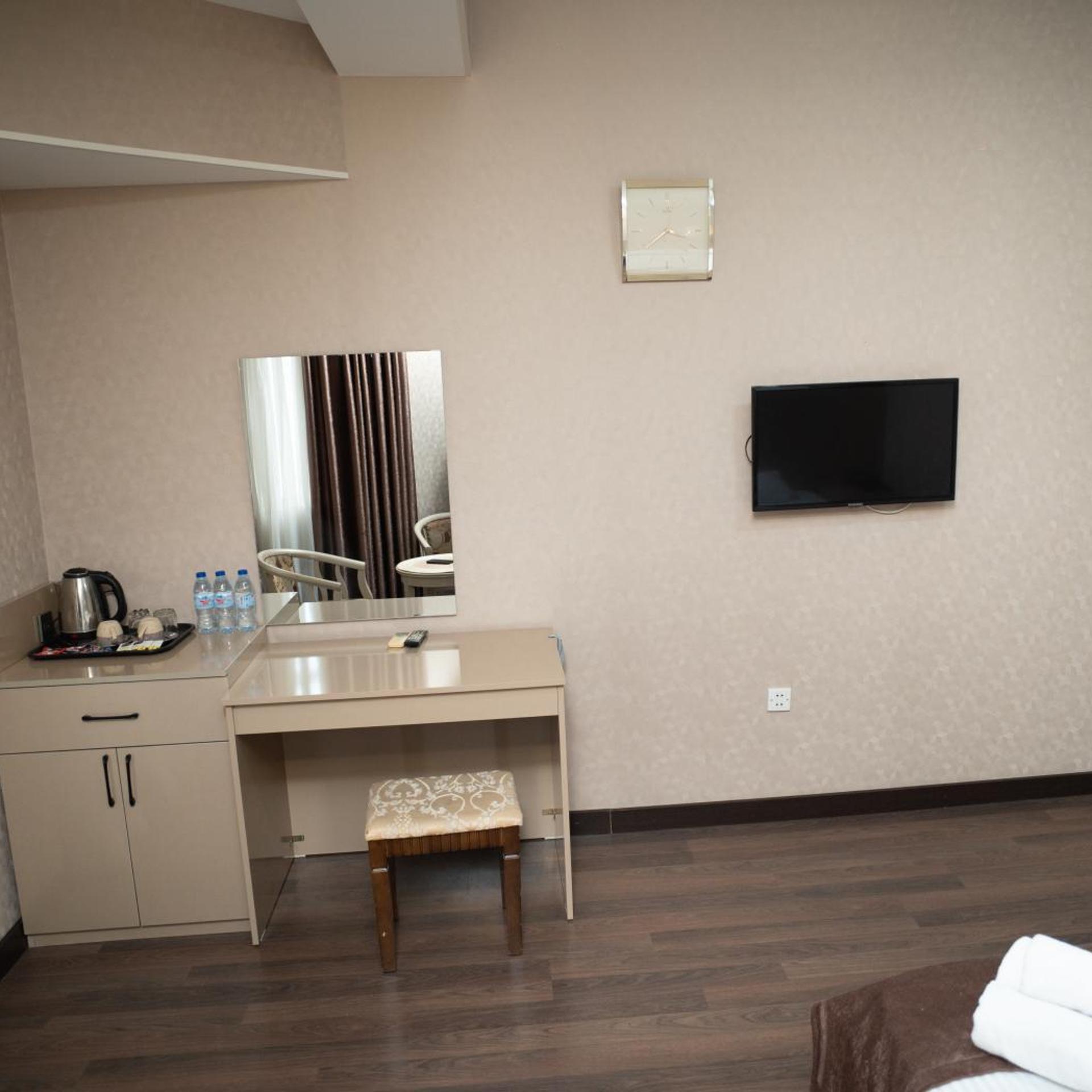 Consul Hotel 43/50