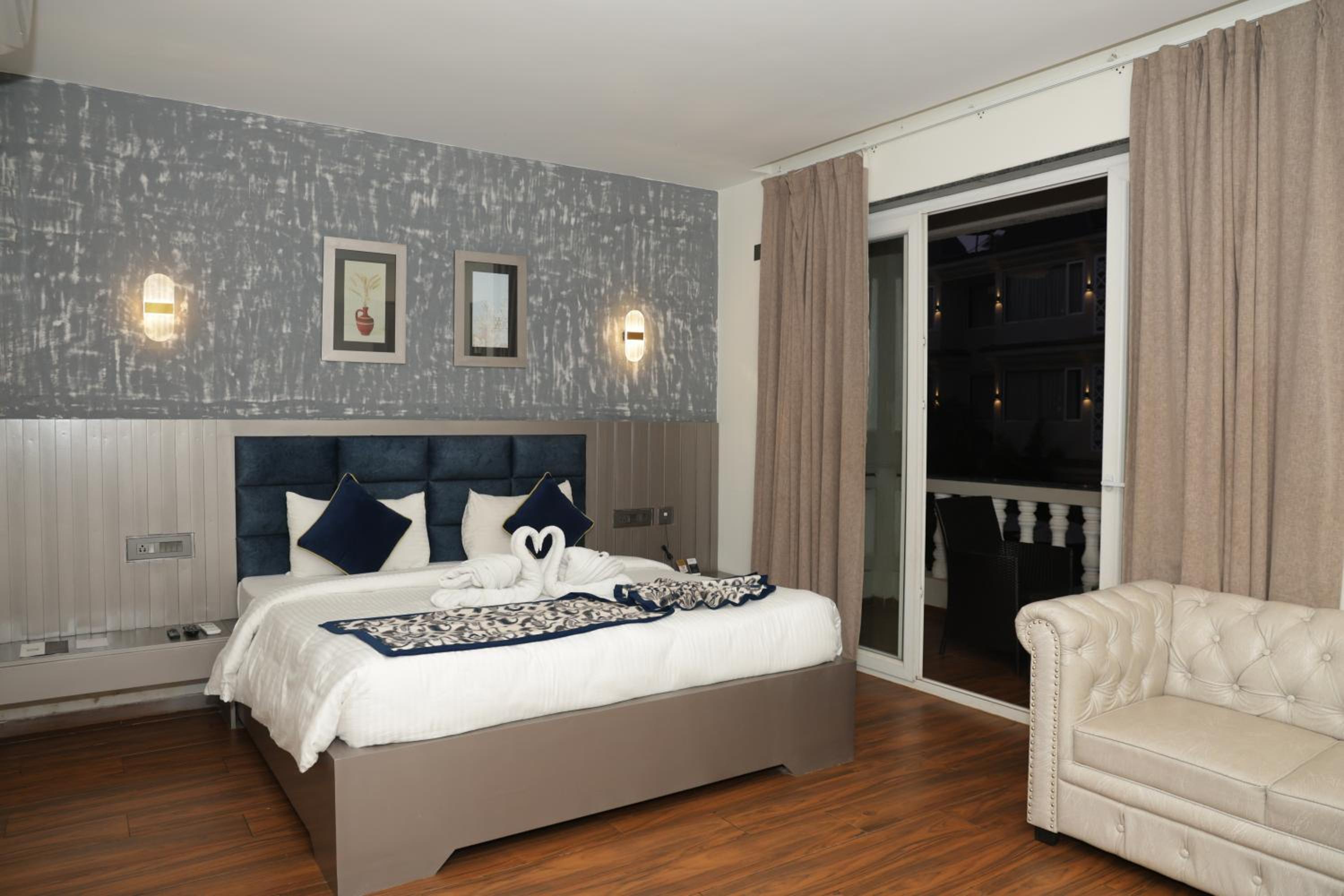 2 Bedrooms, Suite, 2 Double Beds, Pool View, Balcony