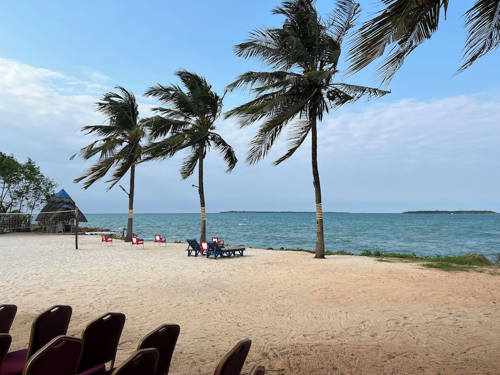 The Beach Comber Hotel and Resort 16/24