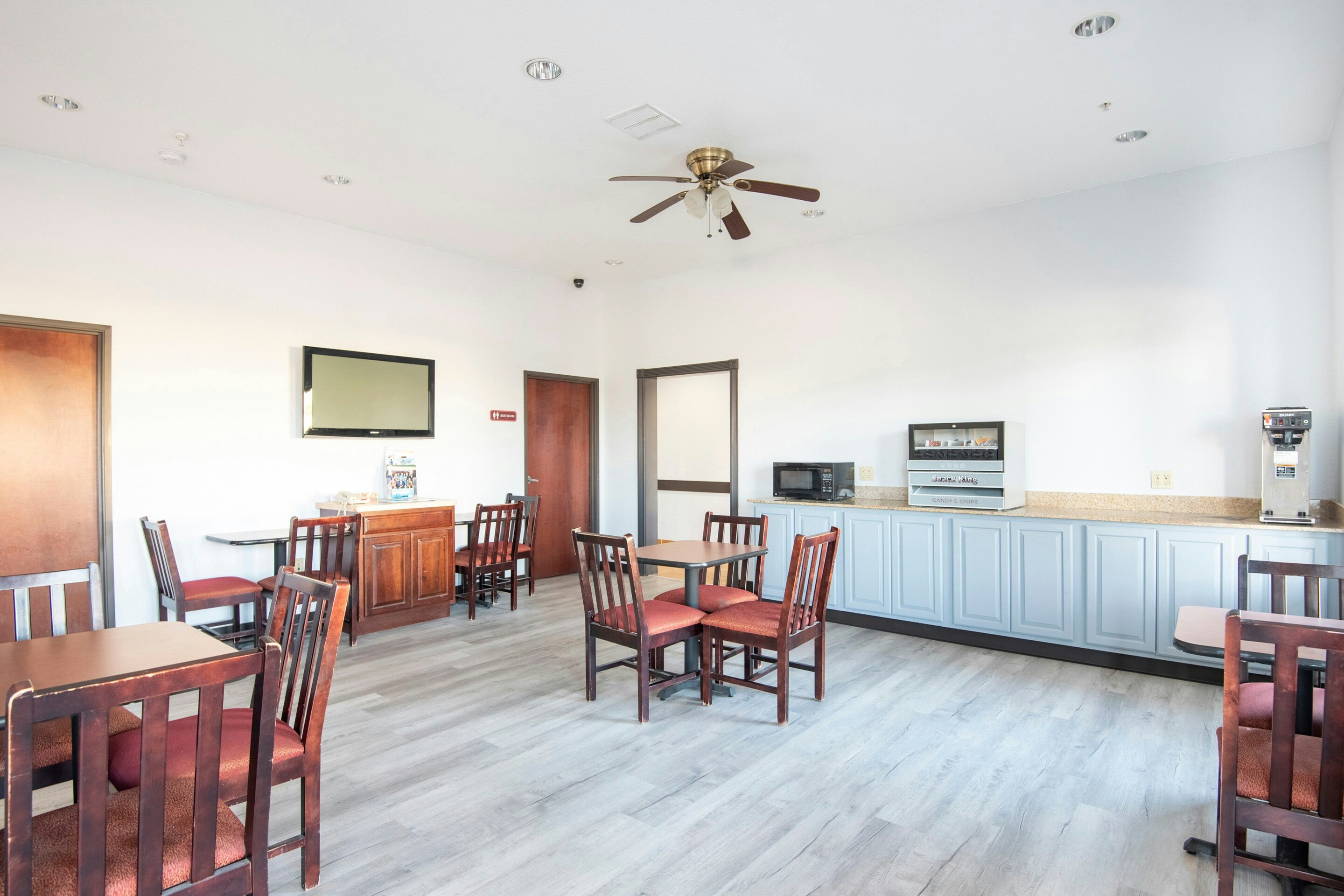 OYO Townhouse Clute Lake Jackson 29/44