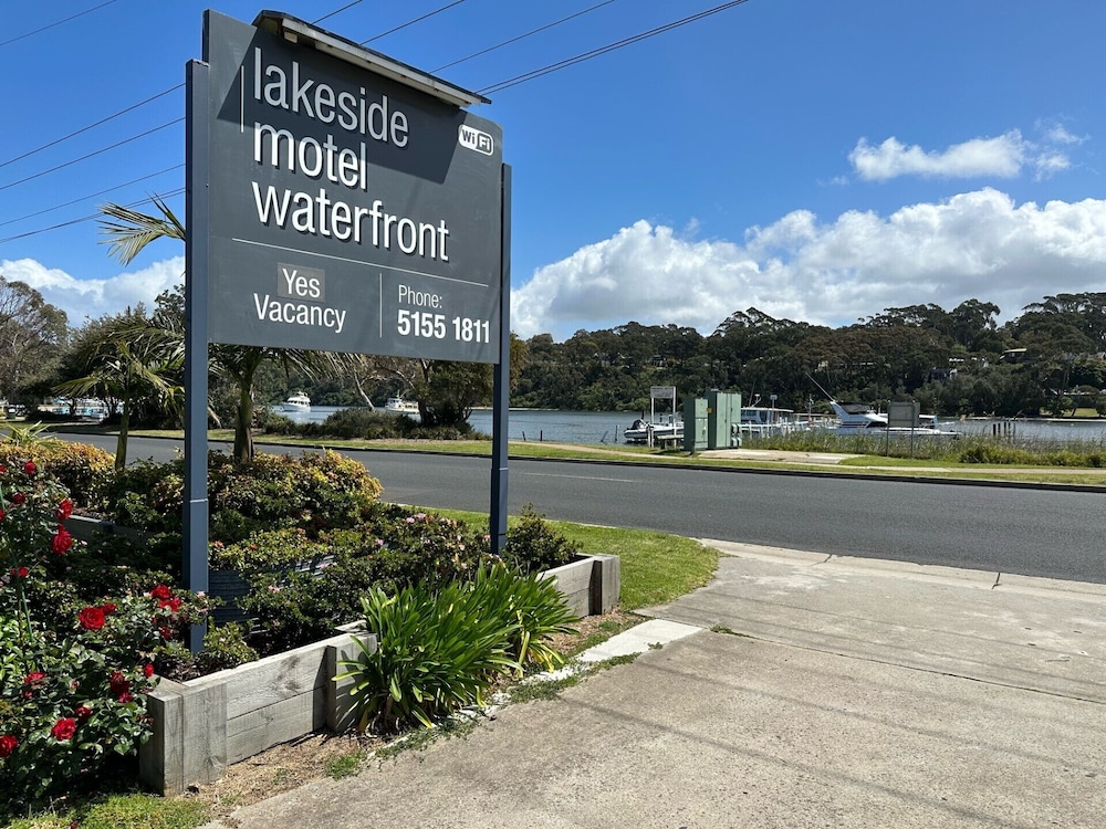 Lakeside Motel Waterfront 6/80