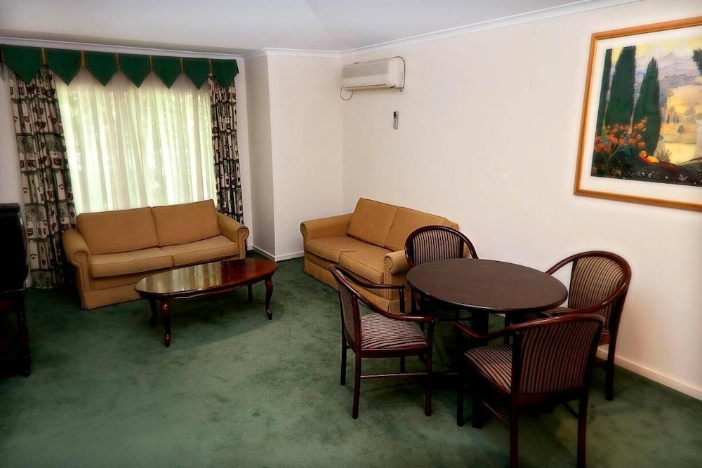 Elizabethan Lodge 35/56