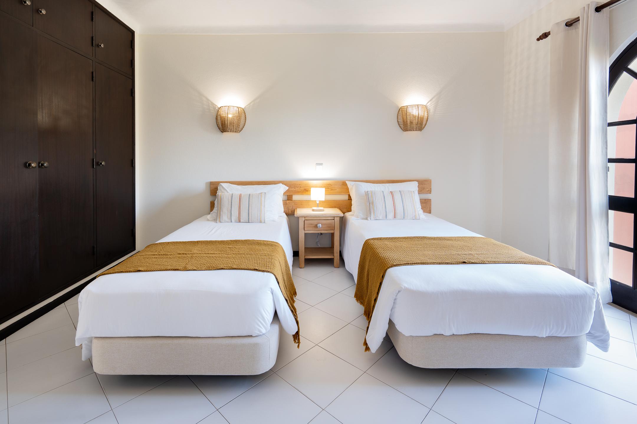 3 Bedrooms, Apartment, Balcony or Terrace