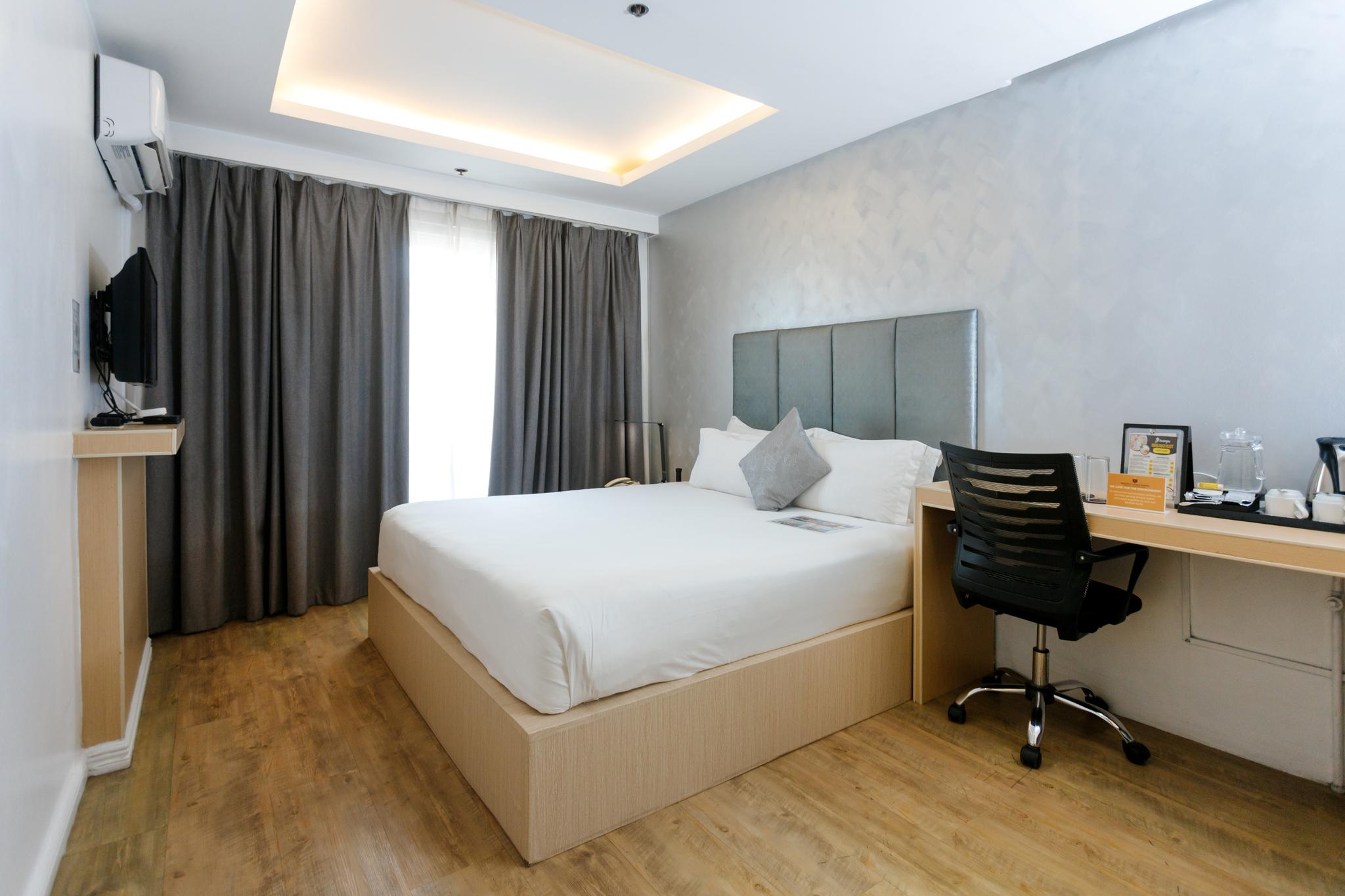 Premier, Studio, King Bed, Partial Bay View
