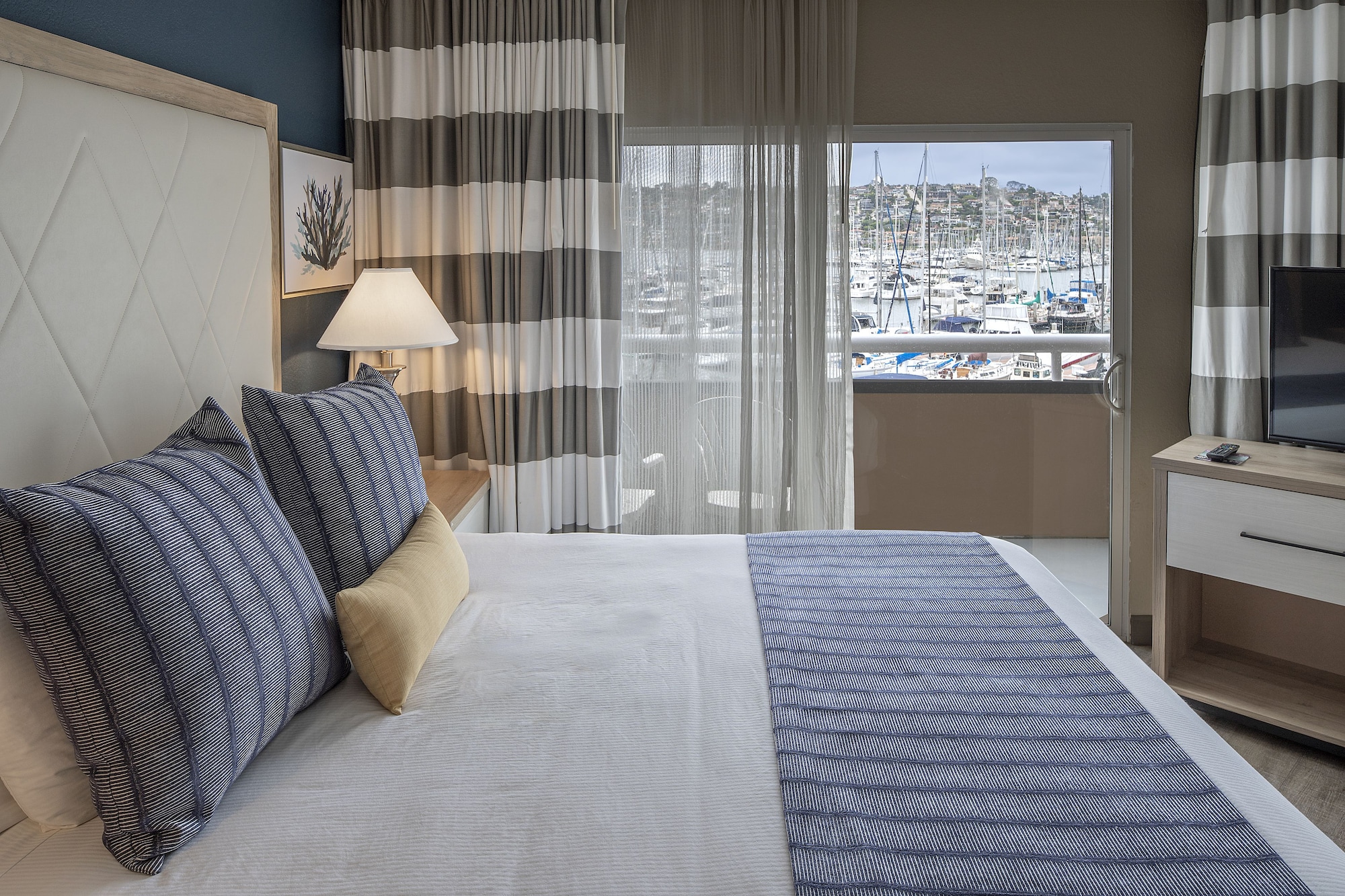جناح استوديو بسرير كينج بإطلالة على المرسى مع أريكة، Bay Club Hotel & Marina 2/3
