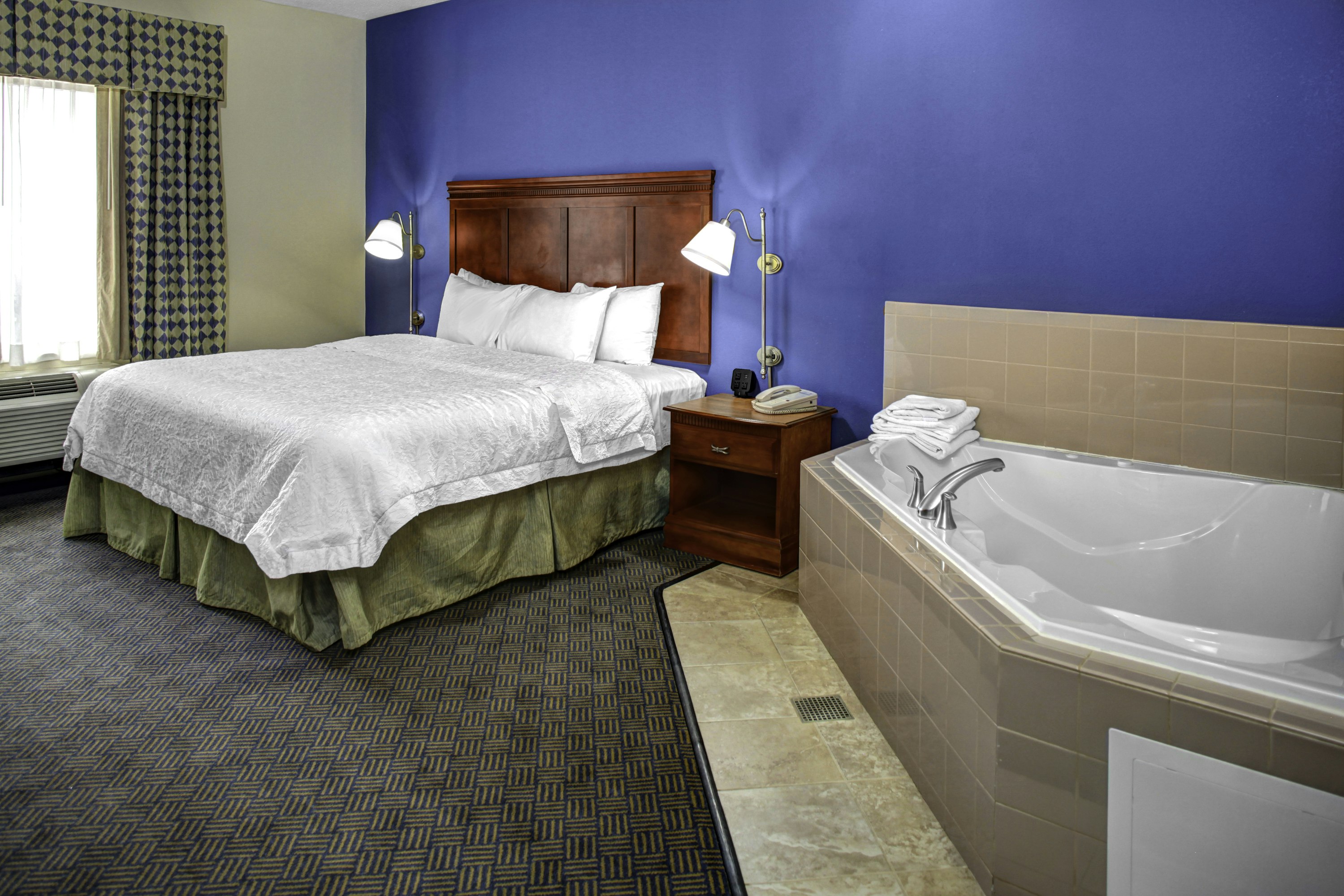 غرفة بسرير كينج بحوض جاكوزي، Hampton Inn Coldwater 3/3