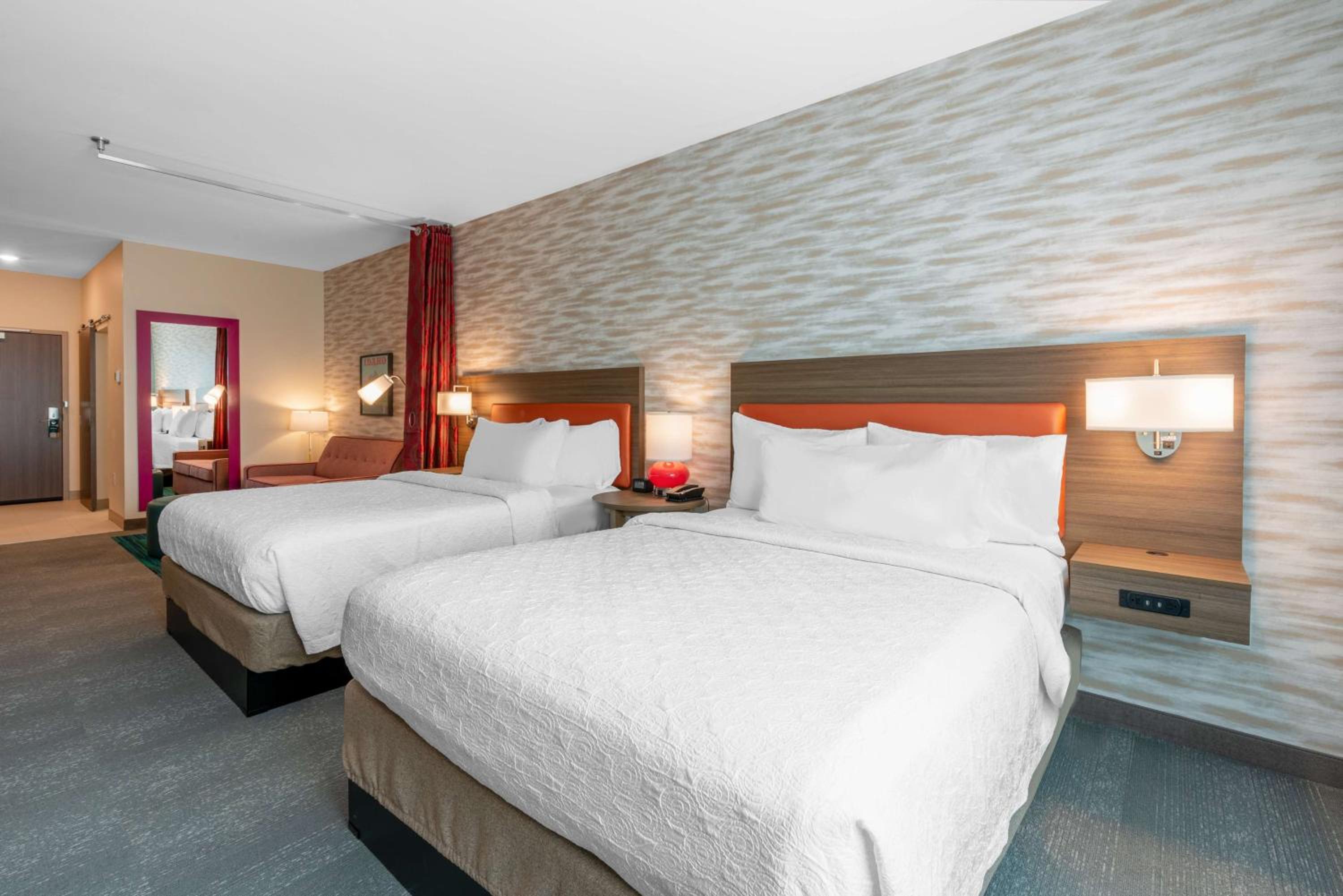 Studio, 2 Queen Beds, Sofa